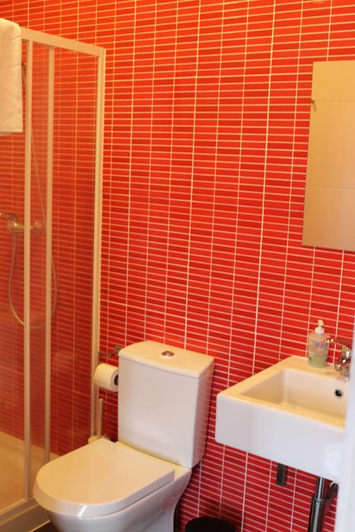 Cama en habitación compartida mixta con 4 camas y baño privado